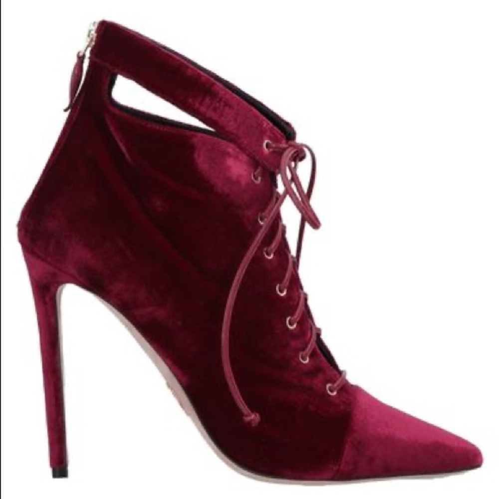 OSCAR TIYE
Ankle Boot In Garnet
